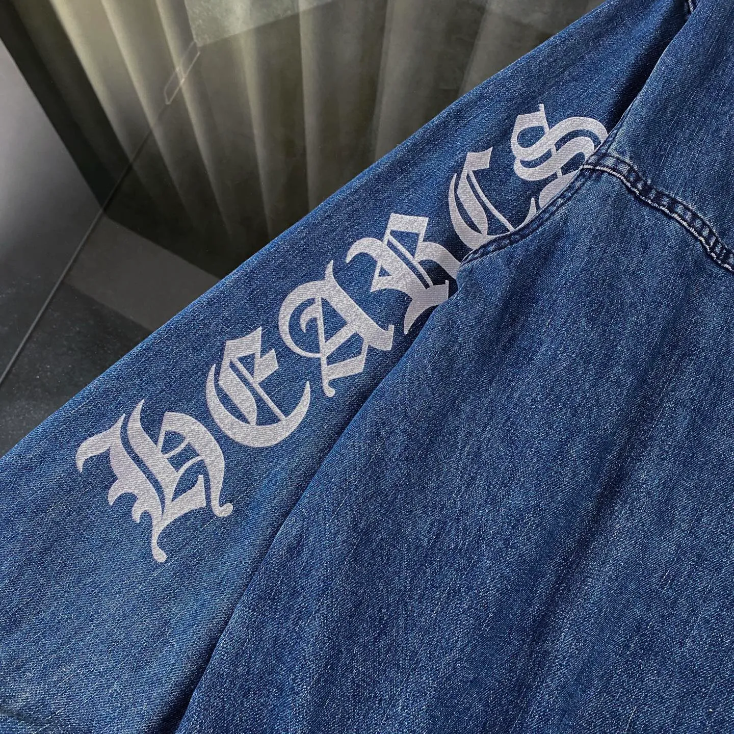 🅿️290 Chrome Heart ｜ Chrome Heart 25ss cross-stitched leather Sanskrit letter unisex denim hooded jacket. The new half-zip denim sweatshirt hoodie is not bad. It is quite casual, the fit is relatively loose, and the simple blue and white color scheme is full of details. Leather Logo Sanskrit printing. Classic denim fabric. No matter the body shape, anyone can control it. Same style for men and women~ About Chrome Heart This is an extremely luxurious fashion brand that can also be called the nobility of the high street. It has always been an exclusive brand for some hipsters or rich second generation. Compared with ordinary high streets, it is more luxurious and noble. Compared with luxury brands, it has a more fashionable personality. It has always been a brand that I have a special liking for. Color: denim blue Size: S M L